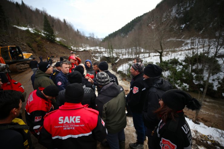 GÜNCELLEME - Düzce'de dereye devrilen iş makinesinin operatörünü arama çalışmalarına ara verildi