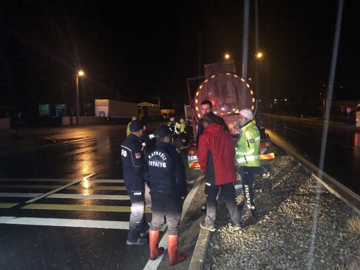 Refüje çıkan sülfürik asit yüklü tanker korkuttu