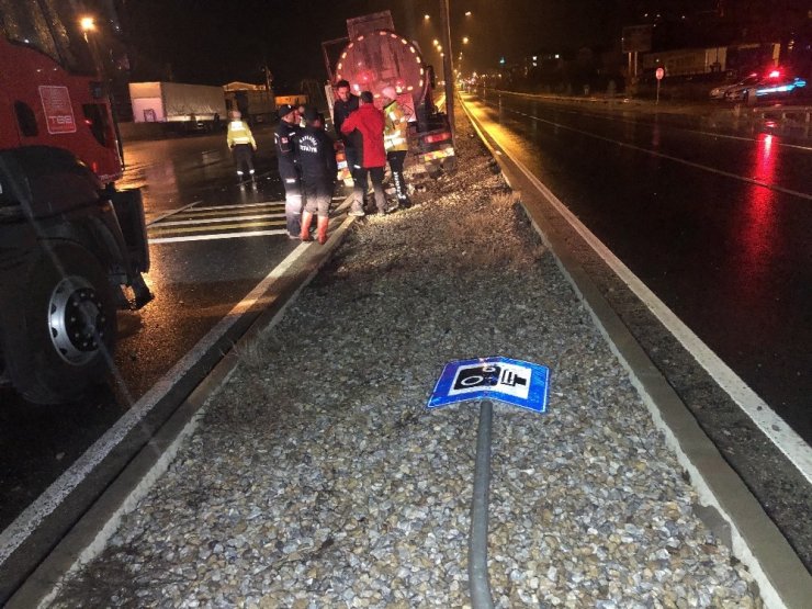 Refüje çıkan sülfürik asit yüklü tanker korkuttu