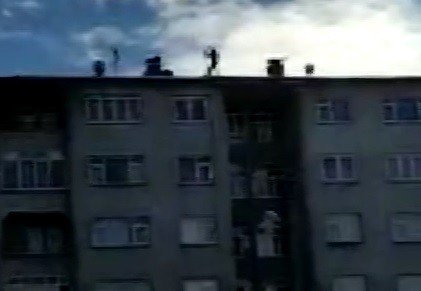 Çatıda ölümüne kar temizliği