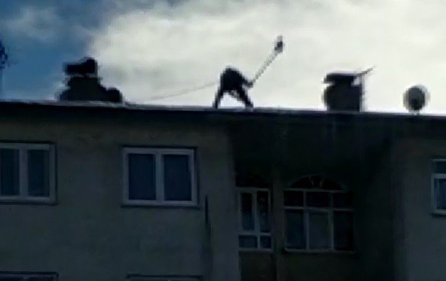 Çatıda ölümüne kar temizliği