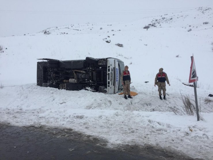 Erzurum’da halk otobüsü devrildi: 1 ölü, 20 yaralı