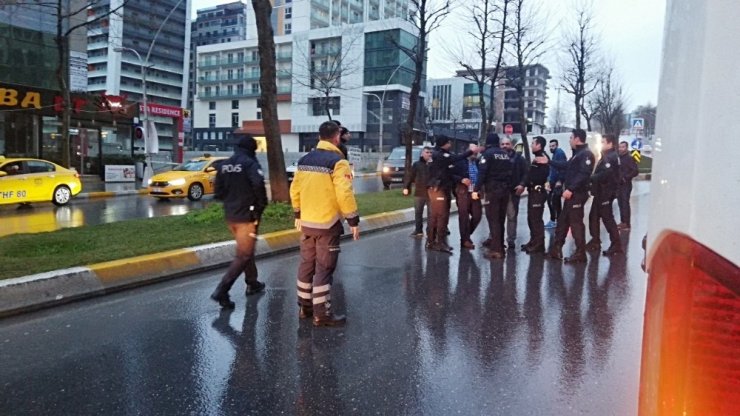 Esenyurt’ta taksiciler birbirine girdi, ortalık karıştı: 2 yaralı