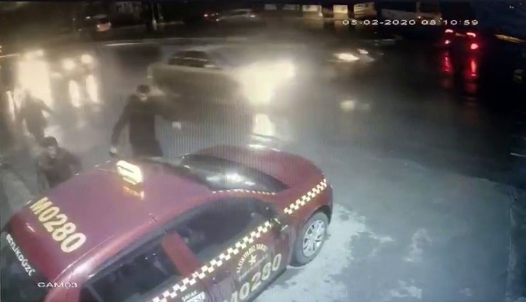 Esenyurt’ta taksinin camlarını sopalarla böyle kırdılar