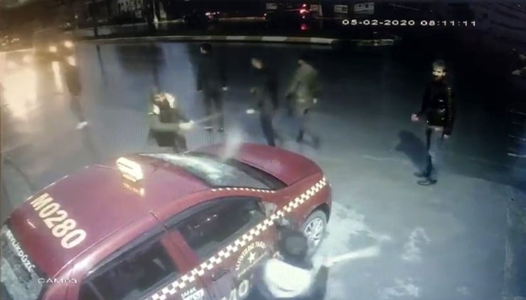 Esenyurt’ta taksinin camlarını sopalarla böyle kırdılar