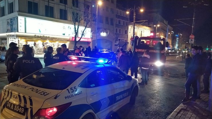 İtfaiye aracıyla otomobil tramvay yolunda çarpıştı: 1 yaralı