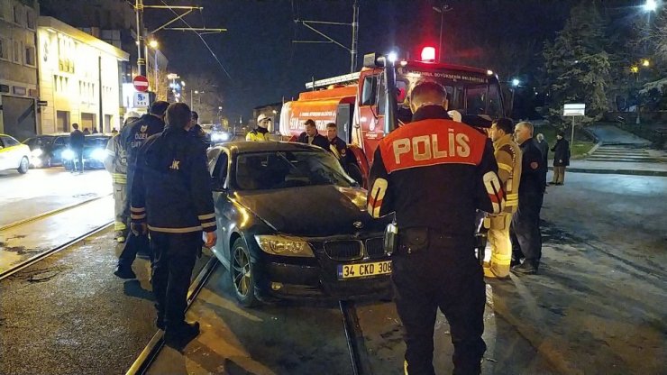 İtfaiye aracıyla otomobil tramvay yolunda çarpıştı: 1 yaralı