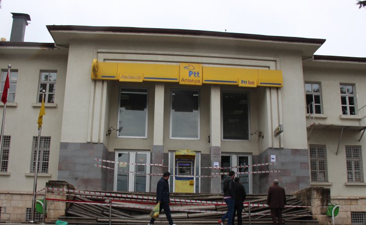 Hatay'da, PTT şubesi olarak kullanılan tarihi taş binanın merdivenleri çöktü
