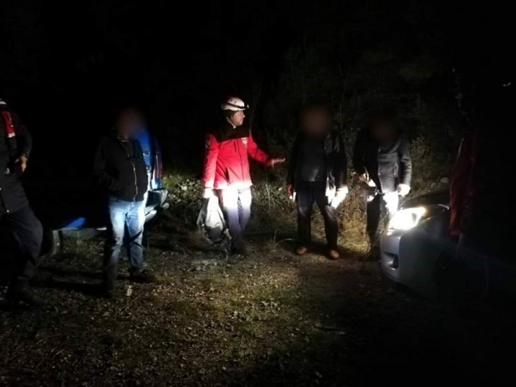 İzmir’de dağda kaybolan 3 kişiye 6 saat sonra ulaşıldı