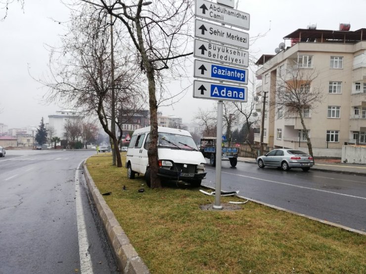Refüjdeki ağaca çarparak durabildi
