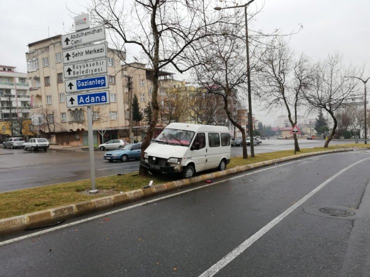 Refüjdeki ağaca çarparak durabildi