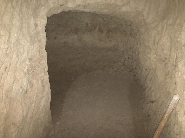 Jandarma evin bodrumunda kazı yapan şahsı yakaladı