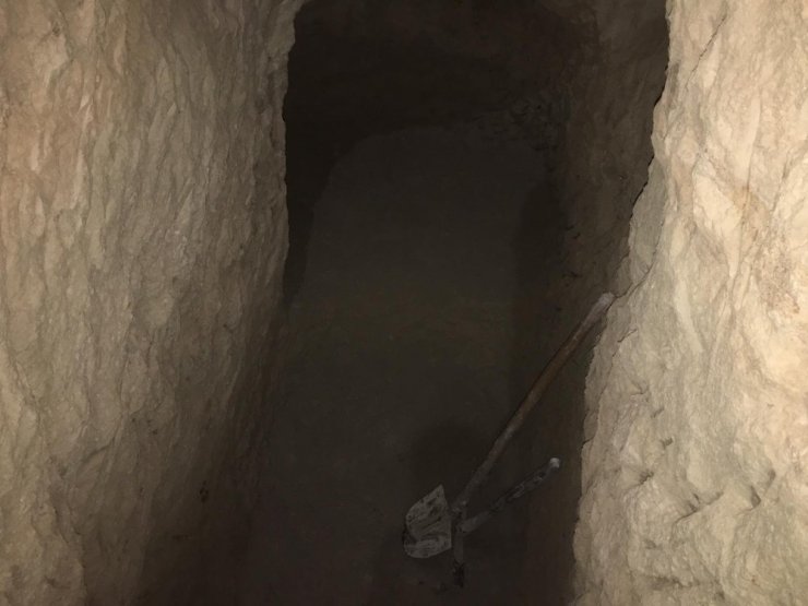 Jandarma evin bodrumunda kazı yapan şahsı yakaladı