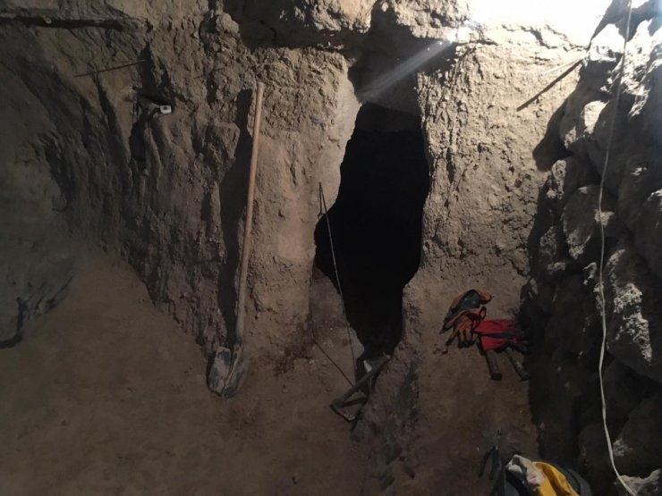 Jandarma evin bodrumunda kazı yapan şahsı yakaladı