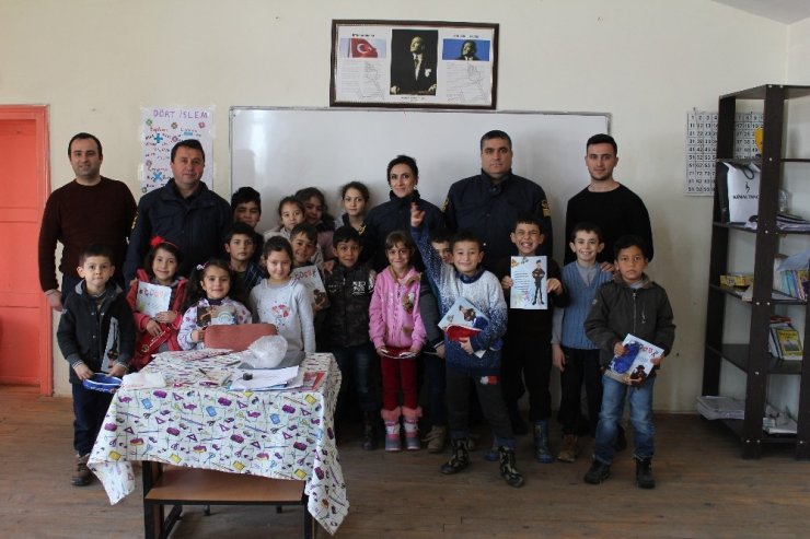 Jandarmanın düzenlediği ‘Huzur ve Güven Uygulaması’ ile 206 okul ve çevresi kontrol edildi