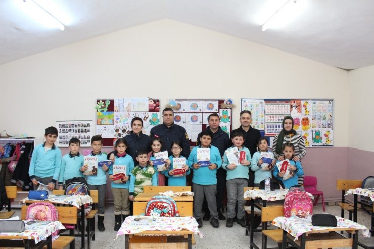 Jandarmanın düzenlediği ‘Huzur ve Güven Uygulaması’ ile 206 okul ve çevresi kontrol edildi