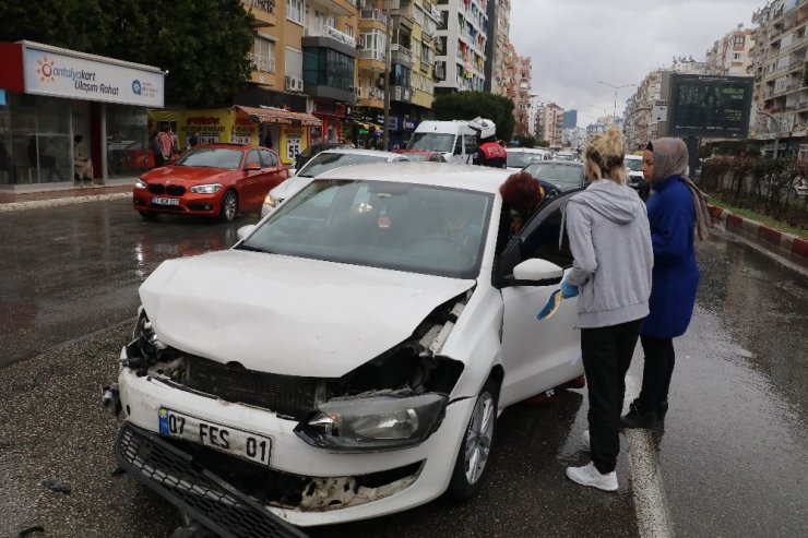 Antalya’da 3 araçlı zincirleme kaza: 1 yaralı