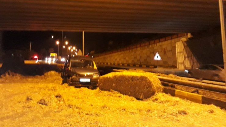 Otomobil, saman yüklü kamyonla çarpıştı: 2 yaralı