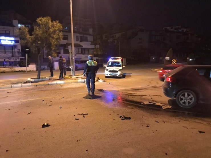 Kuşadası’nda lüks otomobil orta refüje daldı