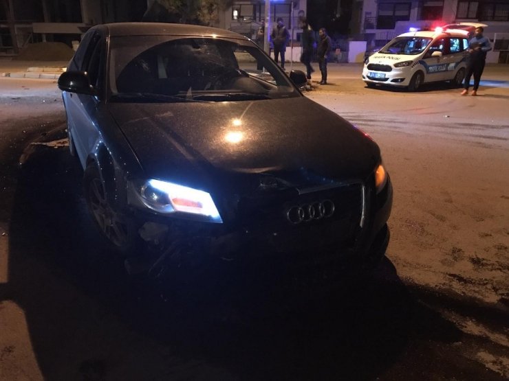 Kuşadası’nda lüks otomobil orta refüje daldı