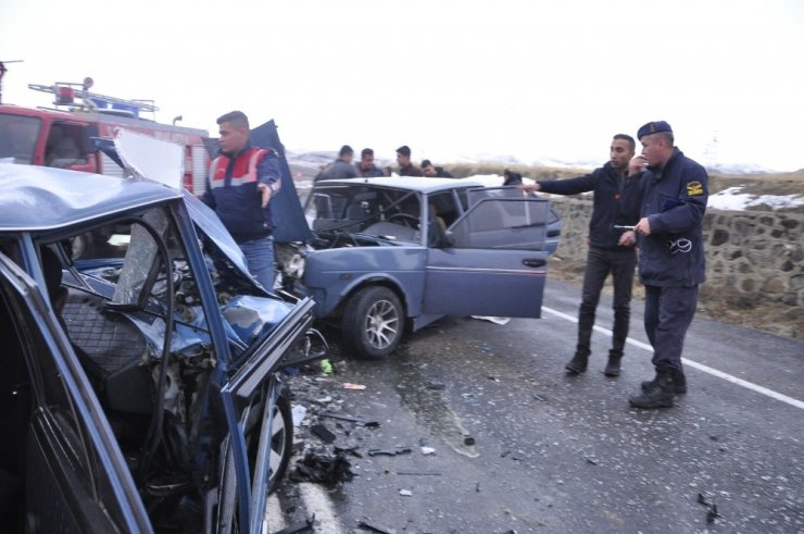 İki otomobil kafa kafaya çarpıştı: 5 yaralı