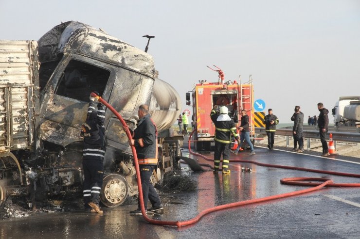 Mardin’de zincirleme kaza: 2 tır ve 1 tanker yandı, 3 kişi yaralandı