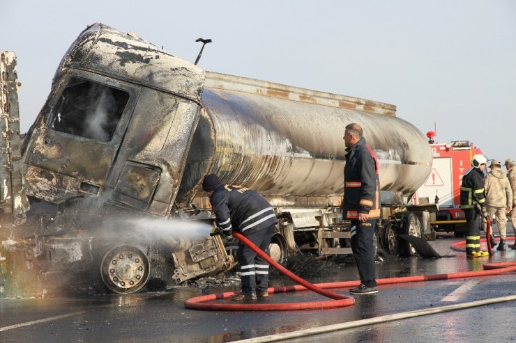 Mardin’de zincirleme kaza: 2 tır ve 1 tanker yandı, 3 kişi yaralandı
