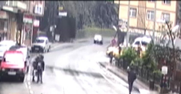 Otomobil yamaçtan kopan kayalardan kıl payı kurtuldu
