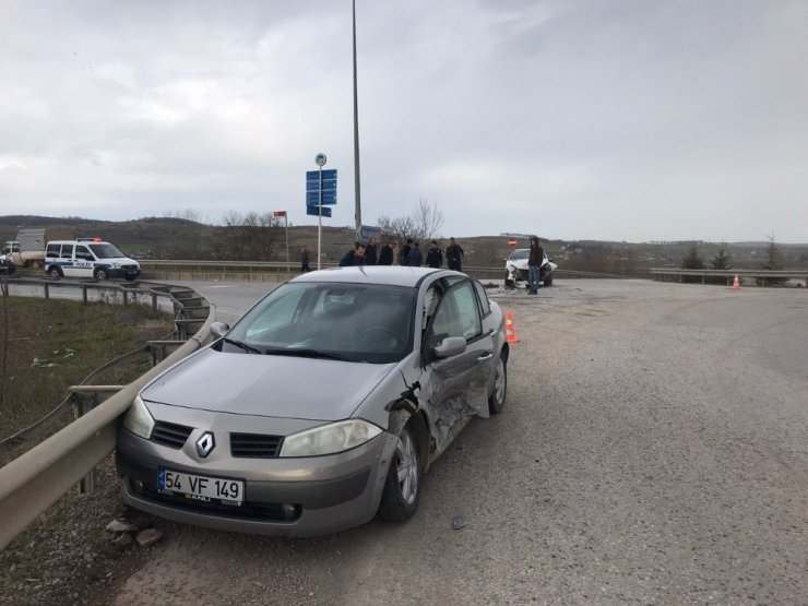 Sakarya’da iki otomobil çarpıştı: 6 yaralı