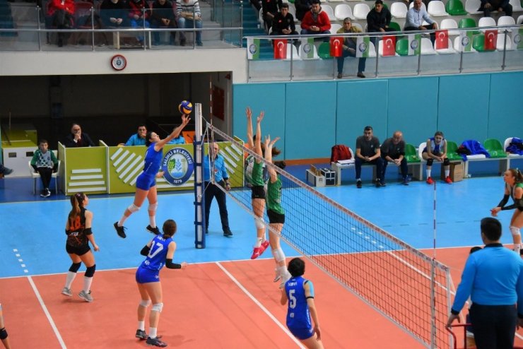 Salihli’nin sultanları Nova Gençlik’i 3-1’le geçti