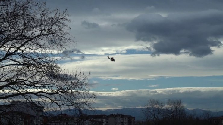 Kızını kurtarmak için ırmağa atlayan baba, helikopter destekli aranıyor