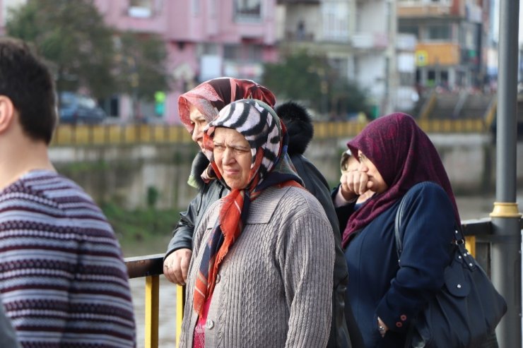 Kızını kurtarmak için ırmağa atlayan babayı arama çalışmaları sürüyor