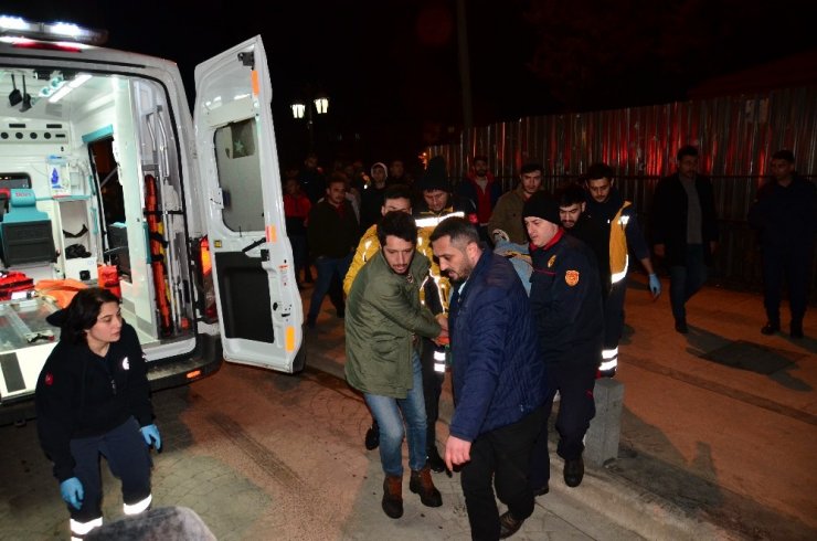 Irmağa atlayan kızını kurtarmak isteyen baba kayboldu