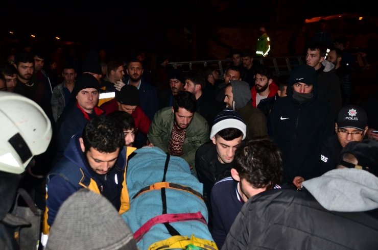 Irmağa atlayan kızını kurtarmak isteyen baba kayboldu