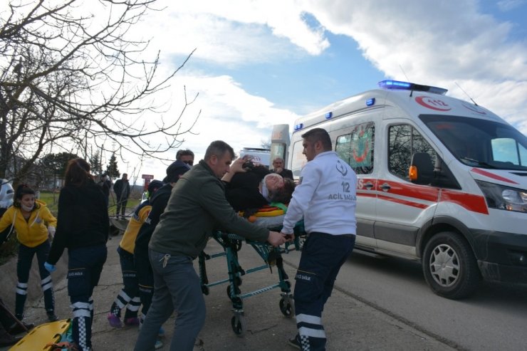 Otomobil evin bahçesine uçtu: 2 yaralı