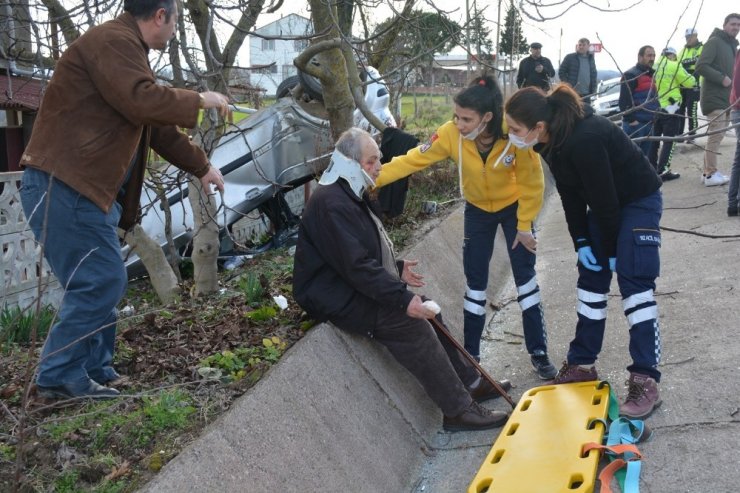 Otomobil evin bahçesine uçtu: 2 yaralı