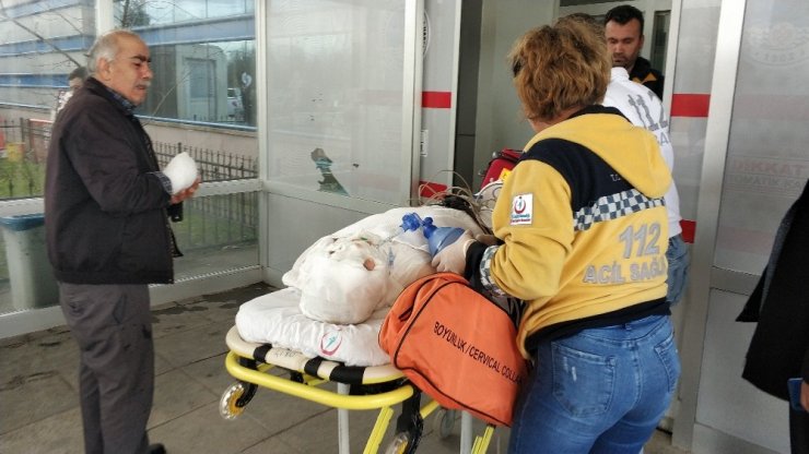 Yanan evlerini söndürmek isterken yanarak ölümden döndüler