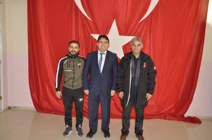 Şuhut Belediye Hisarspor Güreş Takımı madalyaya doymuyor