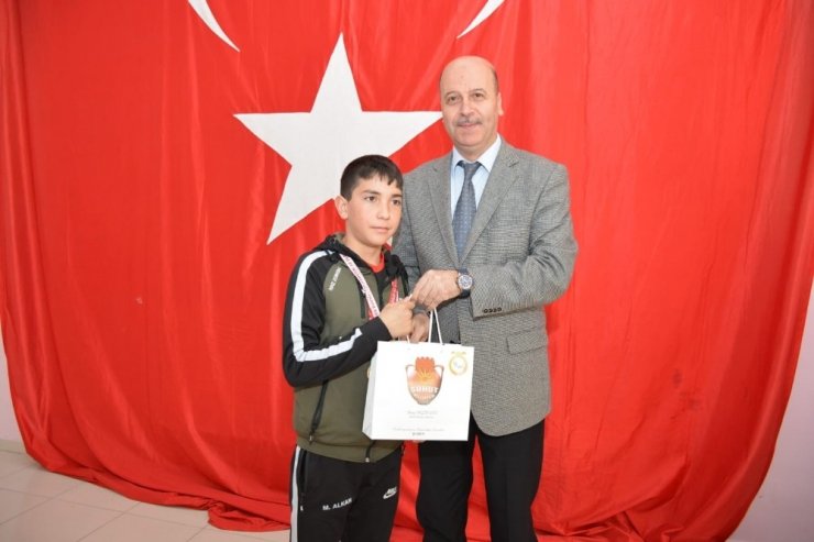 Şuhut Belediye Hisarspor Güreş Takımı madalyaya doymuyor
