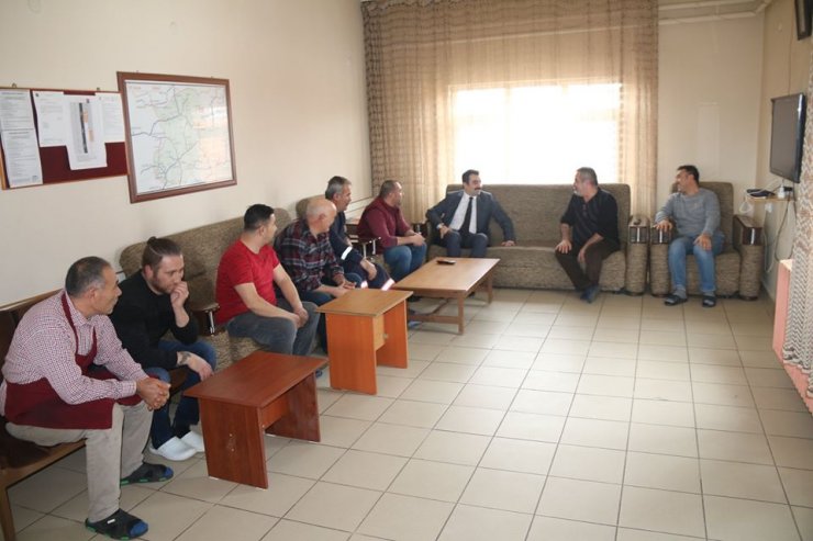 Ulaş Kaymakamı Akköz'den karayolları personeline ziyaret