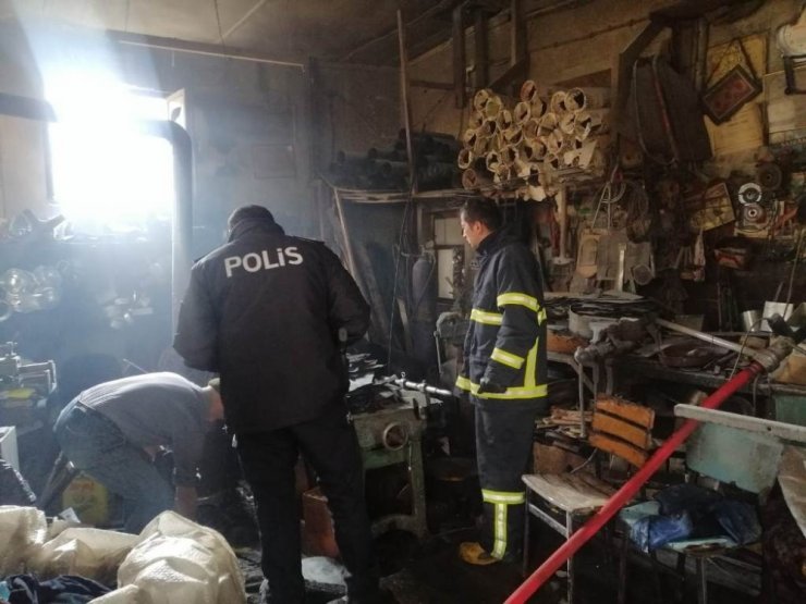 Tarihi dükkanda çıkan yangın korkuttu