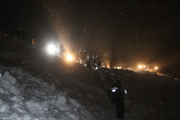 Çığ bölgesinde arama çalışmalarına ara verildi