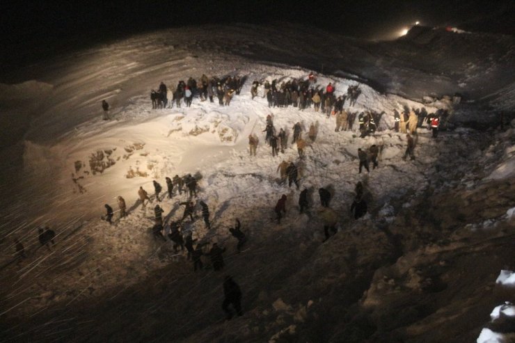 Çığ bölgesinde arama çalışmalarına ara verildi