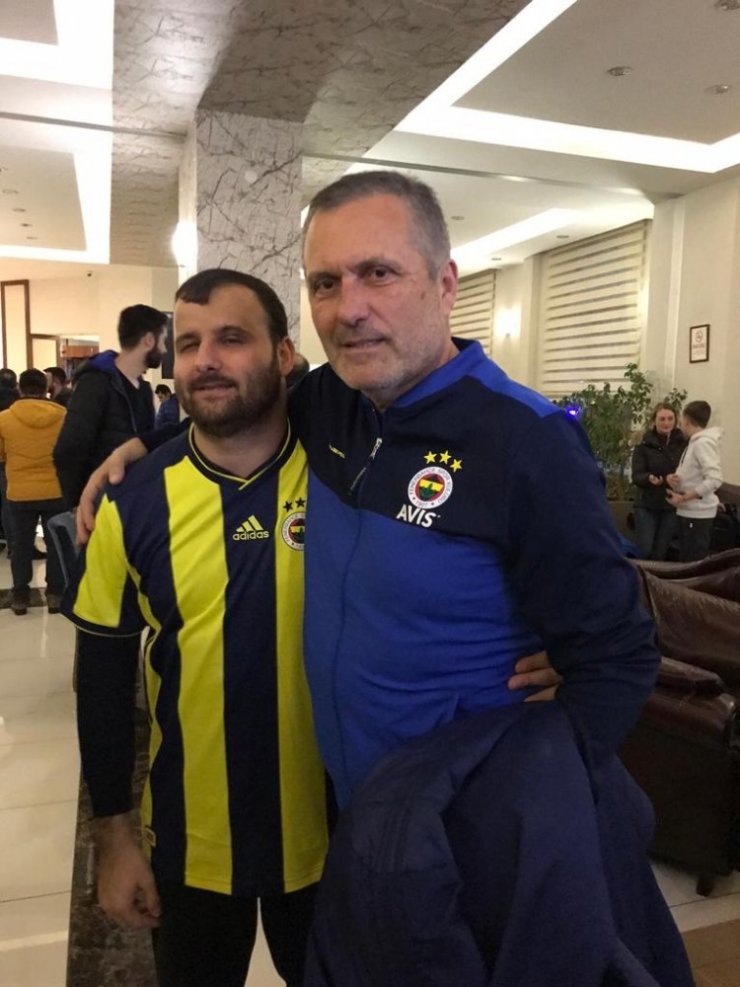 Görme engelli müezzin Fenerbahçeli oyuncularla buluştu
