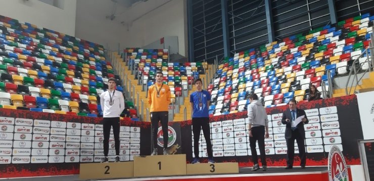 Atilla Göktuğ Taşdelen’den bronz madalya