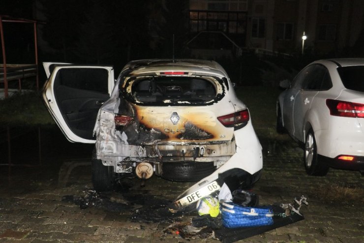 Park halindeki otomobil benzin dökülerek kundaklandı