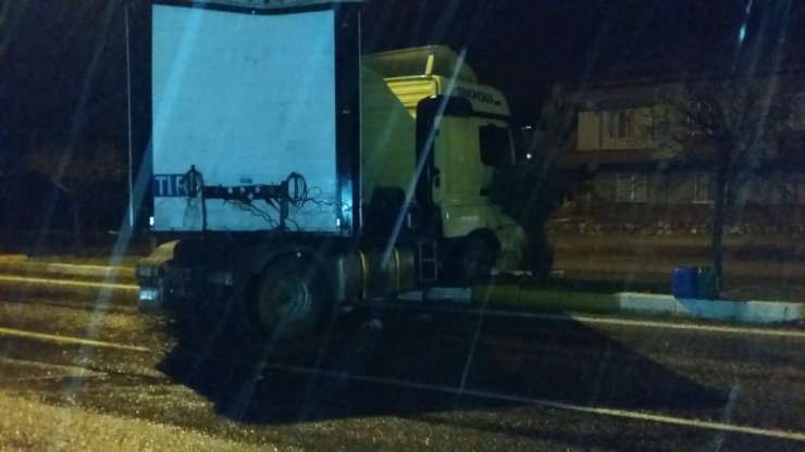 Tır refüje çarptı