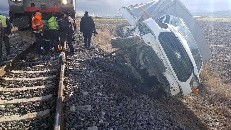 Bariyerleri kırıp geçmeye çalışan kamyonete tren çarptı