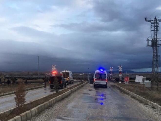 Bariyerleri kırıp geçmeye çalışan kamyonete tren çarptı
