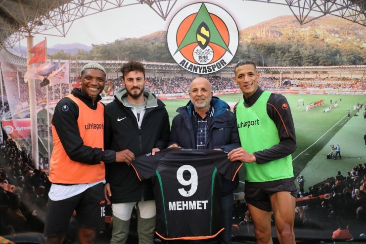 Türkiye’nin konuştuğu Mehmet, Alanyaspor’u ziyaret etti